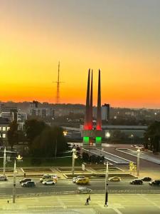 в центре, панорамный вид на площадь Победы и Амфитеатр - 31