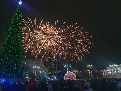 в центре, панорамный вид на площадь Победы и Амфитеатр - 39