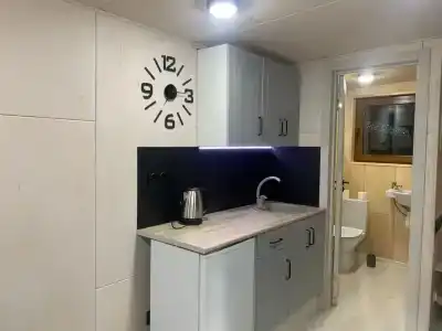 Уютный лесной домик на берегу ручья - 3