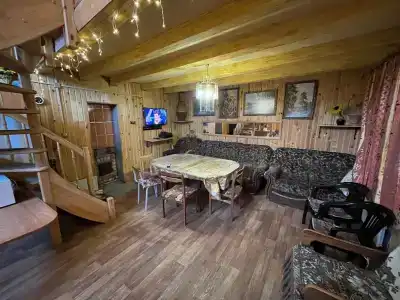 Домик у реки с бассейном и беседкой - 18