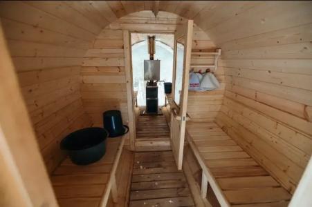 Домик в лесу у реки с панорамным остеклением - 59