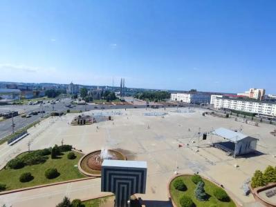 в центре, панорамный вид на площадь Победы и Амфитеатр - 2