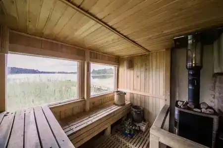 Домик на причале в Камено - 12