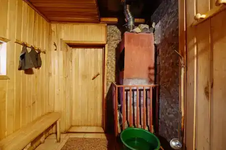 Домик у реки с бассейном и беседкой - 31