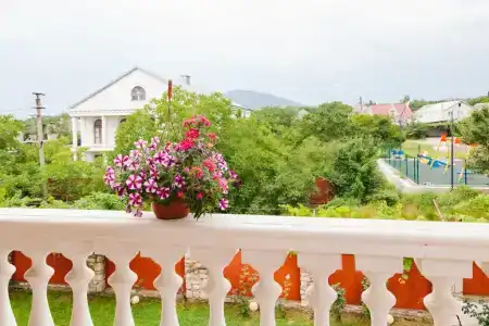 Уютный дом с камином и большим балконом - 11