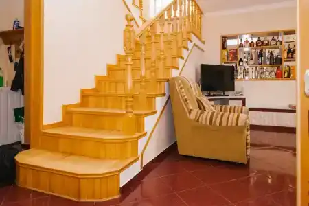 Уютный дом с камином и большим балконом - 1