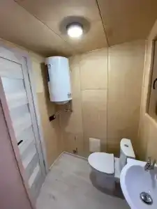 Уютный лесной домик на берегу ручья - 6