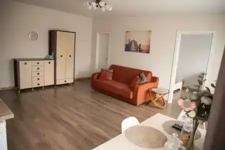 2к в центре, площадь за углом - 27