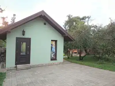 с камином на берегу реки - 11