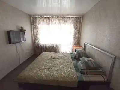 On Svobody, 13; на пл. Свободы - 1