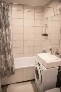 2к в центре, площадь за углом - 20