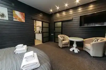 City  - Deluxe room - 1