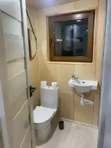 Уютный лесной домик на берегу ручья - 11