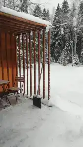 Уютный лесной домик на берегу ручья - 14
