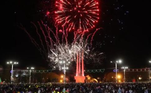 в центре, панорамный вид на площадь Победы и Амфитеатр - 40