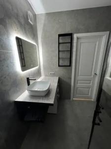 напротив ТЦ Планета - 16
