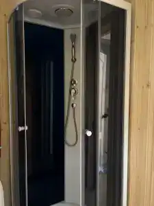 Дом с сауной у пруда с шезлонгами и белым песочком - 8