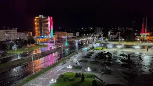 в центре, панорамный вид на площадь Победы и Амфитеатр - 5