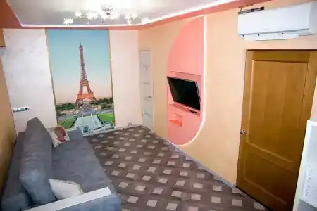 Двухкомнатная студия с эйфелевой башней. В центре. - 1