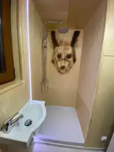 Уютный лесной домик на берегу ручья - 5