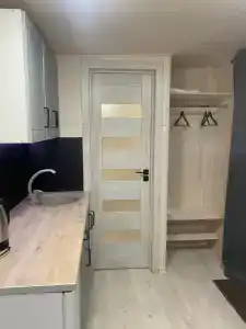 Уютный лесной домик на берегу ручья - 10