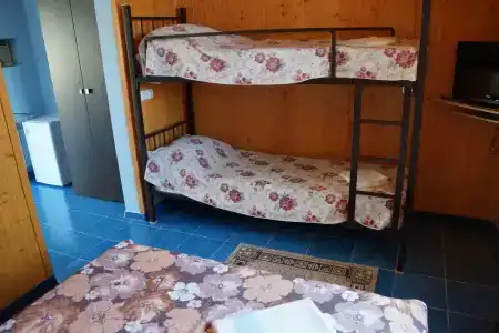 Четырёхместный номер с двухъярусной кроватью - 0