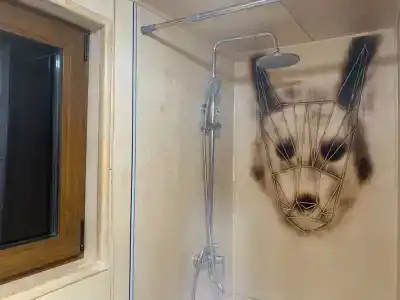 Уютный лесной домик на берегу ручья - 12