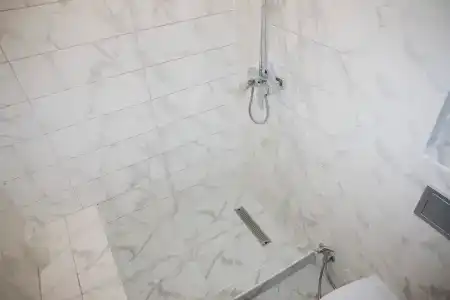 Двухкомнатная студия с эйфелевой башней. В центре. - 13