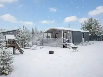 Уютный домик с детской площадкой и баней в тихом месте - 0