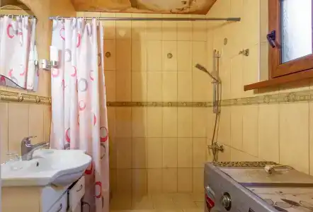 Уютный домик утопающий в зелени - 65