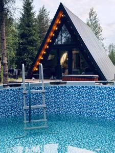 Дом A-frame с баней и купелью в сосновом лесу - 0