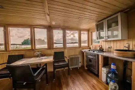 Домик на причале в Камено - 9