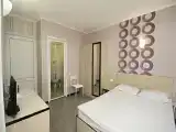 Трёхместный номер стандарт, вид во двор