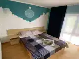 Трёхместный номер номер с двуспальной кроватью