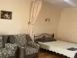 Четырёхместный номер люкс с выделенной спальной зоной