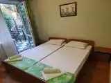 Двухместный номер с 2 отдельными кроватями стандарт на третьем этаже с террасой в тени