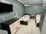 Трёхместный номер  с двухспальной кроватью и с односпальной кроватью