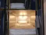 Многоместный смешанный номер капсула в общем номере с 8 капсулами