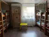 Многоместный смешанный номер кровать в восьмиместном номере для мужчин