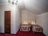 Четырёхместный номер стандарт с двумя кроватями и диваном