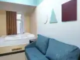 Семейный номер с диваном с удобствами на этаже