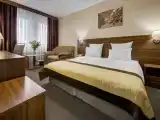 Трёхместный номер делюкс с одной кроватью и диваном