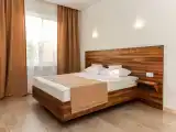 Четырёхместный номер большой с разделёнными зонами и кухней