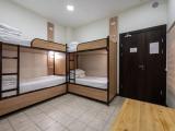 Многоместный женский номер смежный с шестью кроватями и окном в лаундж-зону