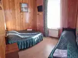 Трёхместный номер с кухней с видом на горы и водопад