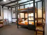 Семейный номер с двуспальной-двухьярусной кроватью и раскладными креслами