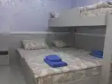 Трёхместный номер с двуспальной кроватью и односпальной кроватью на втором ярусе
