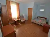 Трёхместный номер с двуспальной кроватью