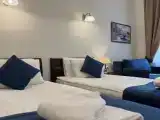 Двухместный номер с 2 отдельными кроватями повышенной комфортности с душевой кабиной и видом на задний дворик отеля