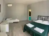 Трёхместный номер уютный у моря